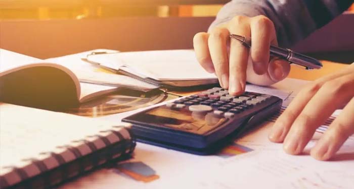 देश में 40 फीसदी कर्मचारियों के कुल वेतन में आई गिरावट देश में 40 फीसदी कर्मचारियों के कुल वेतन में आई गिरावट