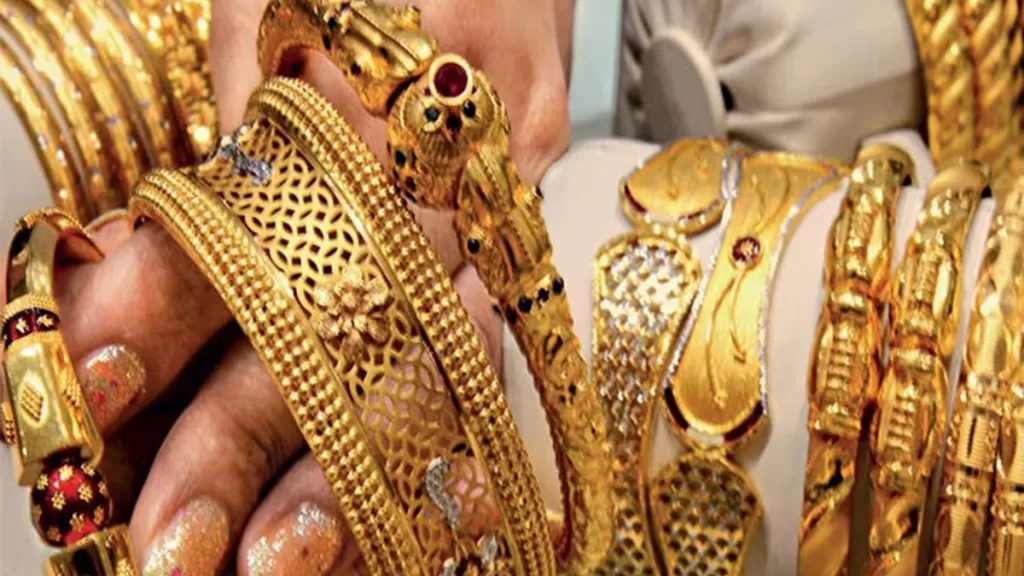 70 हज़ार के पार पहुंचा सोना gold